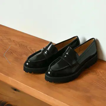 새상품급! AU BANNISTER 통굽 에나멜 로퍼 트랙 밑창 23cm