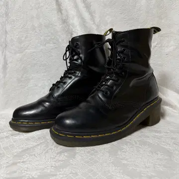 닥터마틴 8홀 힐 부츠 블랙 UK8 27cm