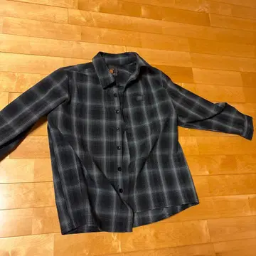 COUNTYFB의 플란넬 셔츠입니다.