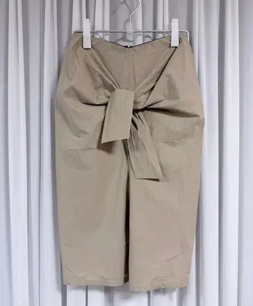 PLAIN PEOPLE 리본 포함 베이지 미디 기장 스커트