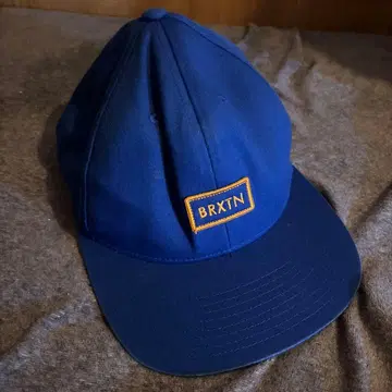 BRXTN 네이비 플랫 바이저 캡
