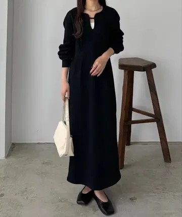 [ 새상품 ] 깊은 커브 넥 맨투맨 원피스