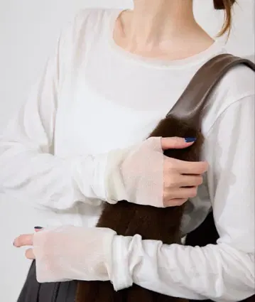 레이어드 플로키 도트 슬리브 롱 TEE