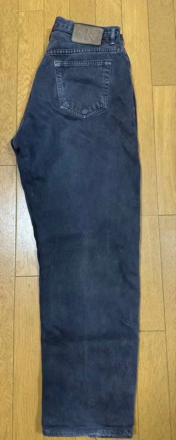 Calvin Klein 다크 그레이 스트레이트 데님