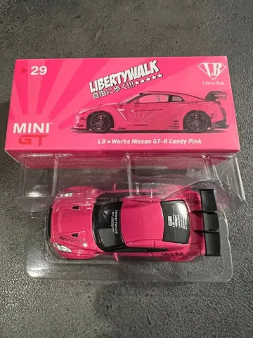 LIBERTY WALK Nissan GT-R R35 Candy Pink