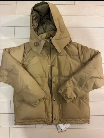 베이지 후드 부착 다운 자켓