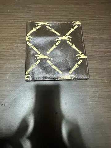 브라운 체인 패턴 이단 접이식 지갑