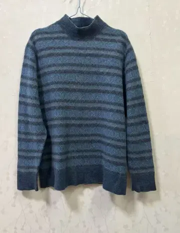 파랑과 그레이 스트라이프 터틀넥 니트
