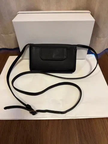 블랙 어깨끈 달린 장지갑 지퍼 포함