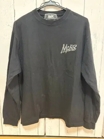 MOBB 롱t 스톤 로고 블랙