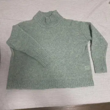 민트 그린 하이넥 니트 긴팔