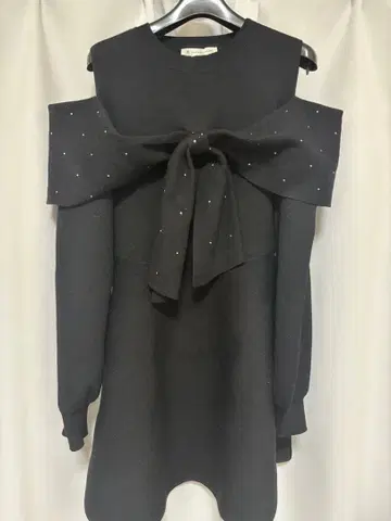 마제스틱 레곤 오프숄더 리본 포함 블랙 니트 원피스