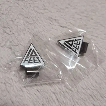 10-FEET 삼각형 핀 배지 2개 세트