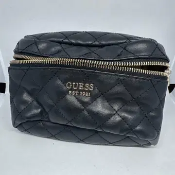 GUESS 메탈 로고 모티브 벨트 백