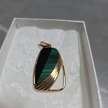 맬러카이트와 골드 펜던트