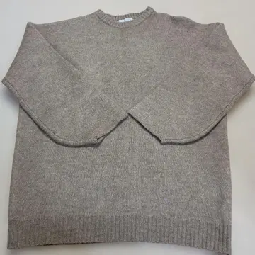 베이지 크루넥 니트 스웨터