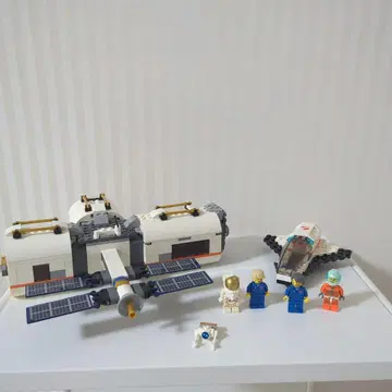 LEGO 시티 변형 가능한 빛나는 우주 스테이션