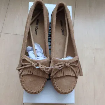 MINNETONKA 프린지 모카신 베이지