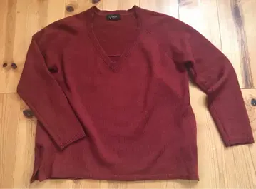 플로렌트 풀오버 긴팔 니트 V넥 스웨터 울 100% 크림슨 컬러