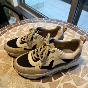 +diana 베이지 블랙 스니커즈