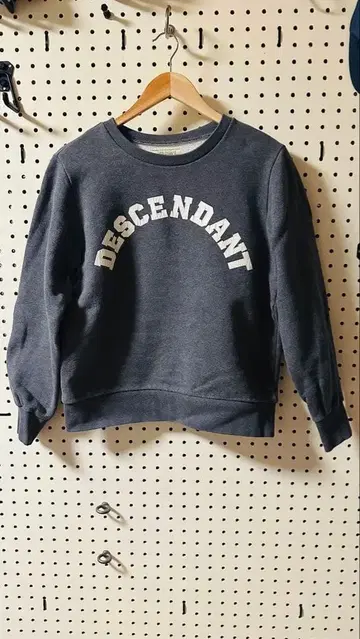[ DESCENDANT ] 디센던트 차콜 그레이 아치 로고 맨투맨