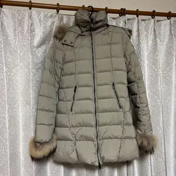 퍼 달린 베이지 다운 자켓 타트라스