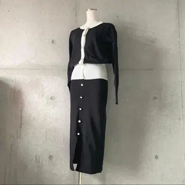 택 포함 새상품 바이컬러 펄 버튼 니트 스커트 셋업 블랙