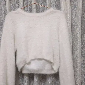화이트 크롭 니트 스웨터