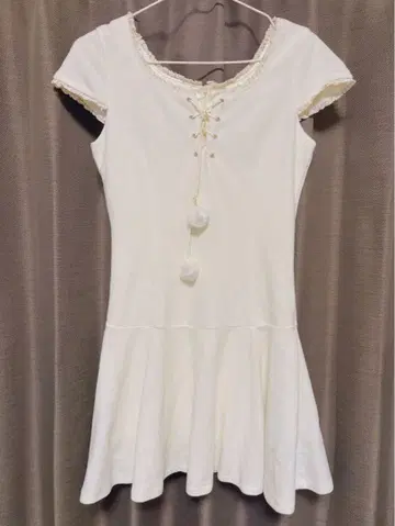 화이트 반팔 프릴 원피스