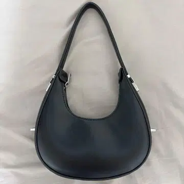 블랙 하프문형 핸드백
