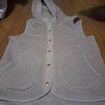 코엔 후드 부착 베이지 플리스 베스트