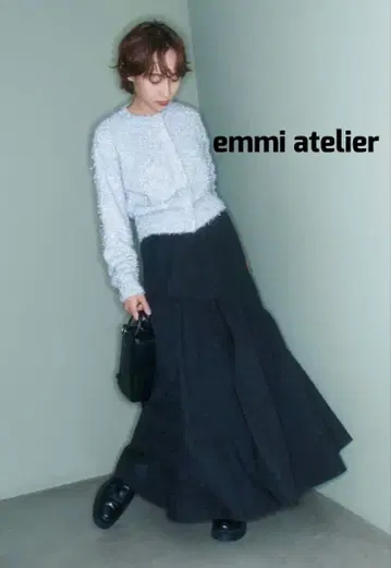 [ 완판템 ] emmi atelier 비대칭 절개 부풀림 자카드 스커트