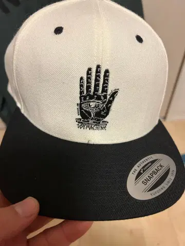 TOY MACHINE 스냅백 캡 화이트/블랙