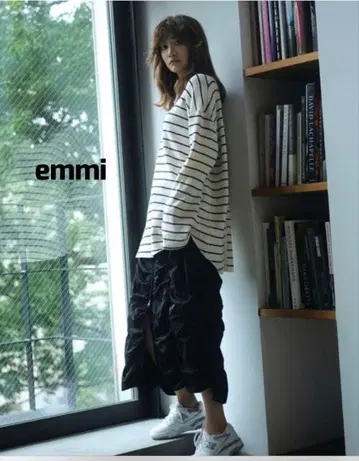 [ 완판템 ] emmi 에미 프론트 지퍼 셔링 스커트 2023