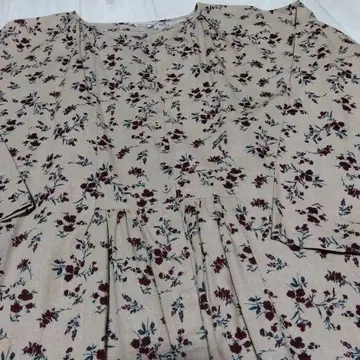 사만사 모스모스 꽃무늬 긴팔 원피스 베이지 계열에 빨간색 꽃무늬