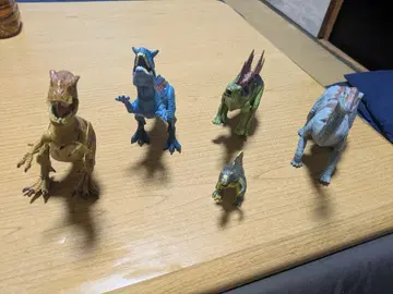 공룡 피규어 입을 누르면 소리가 납니다