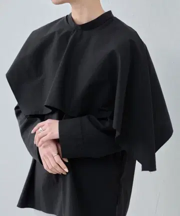 비어즐리 케이프 블라우스 블랙