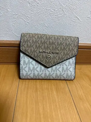 MICHAEL KORS 3단 폴더형 지갑 모노그램