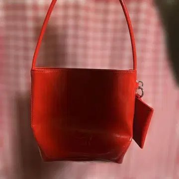 빨간색 핸드백, 작은 파우치 포함 lowrys farm 로고