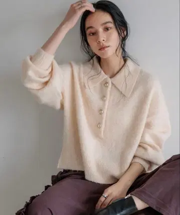 크림색 버튼 달린 옷깃 스웨터 크롭 기장