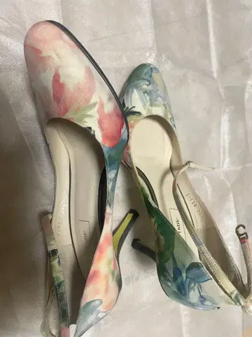 오데뜨 앤 오딜 플라워 프린트 펌프스