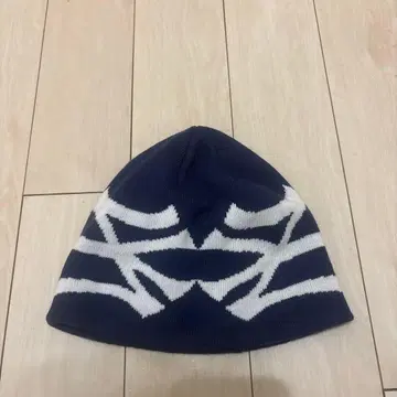 oMA 네이비와 화이트 니트 모자