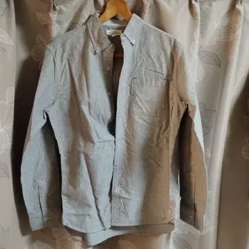 그레이 버튼 달린 플란넬 셔츠