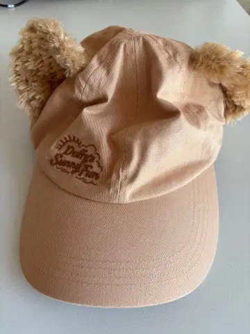 귀 달린 베이지 캡 프리 사이즈