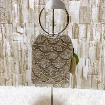 택 포함 새상품 미사용! 스캘럽 비즈 장식 실버 파우치 백