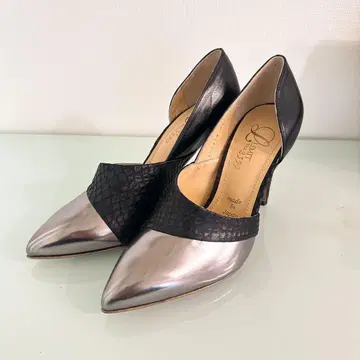 [ 미사용 새상품 ] Limit till 2359 펌프스