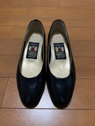 MIHAMA 블랙 에나멜 플랫 펌프스