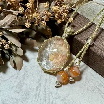 오렌지 컬러로 빛나는 정원 쿼츠 마크라메 목걸이