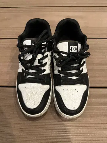 DC 블랙/화이트 스니커즈