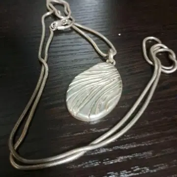 실버 물결 무늬 오벌 펜던트 목걸이